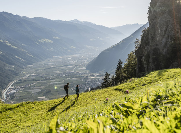 Paar beim Wandern in Südtirol mit Panorama Talblick