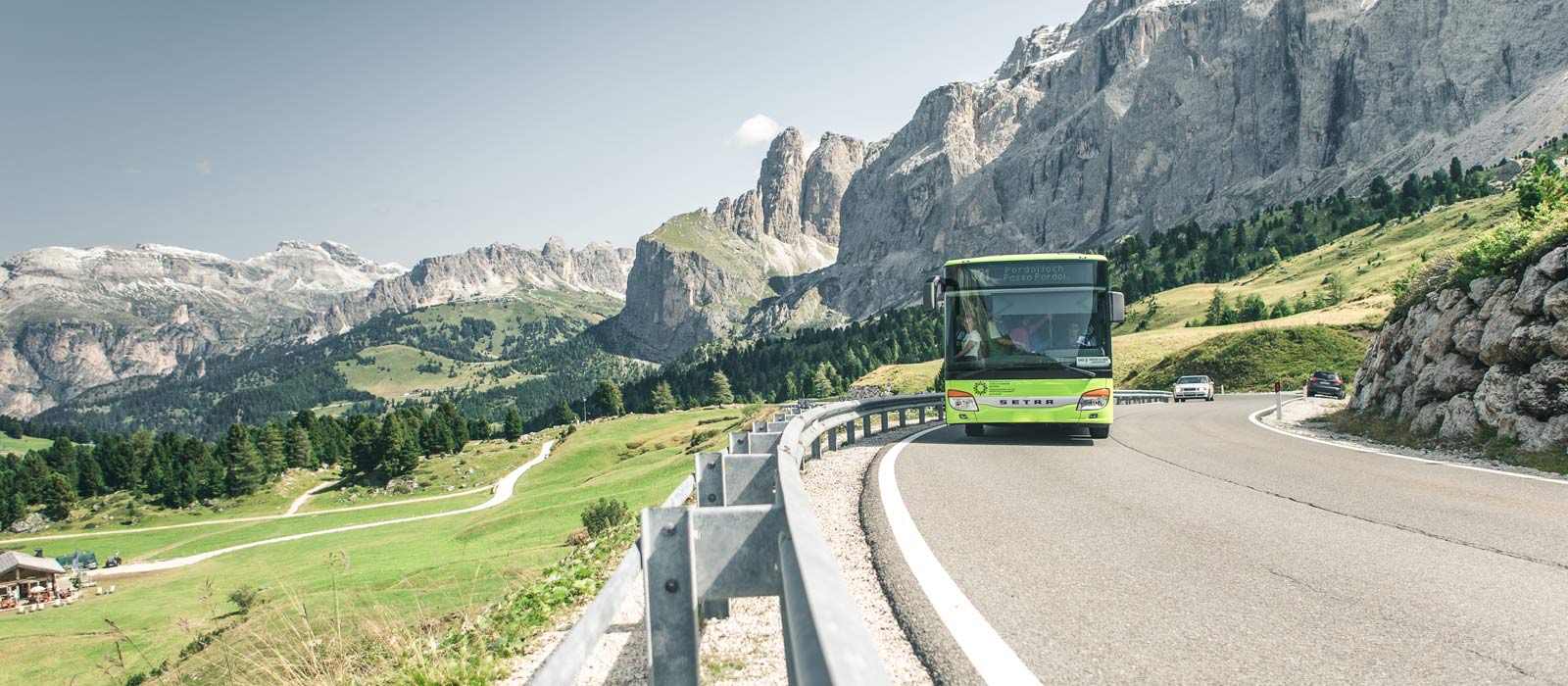 Mit dem Bus durch die grüne Berglandschaft Südtirols